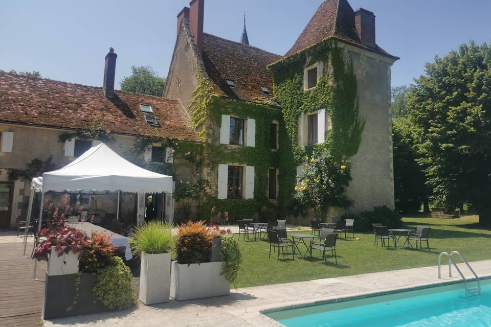 The pool and its gazebo, in front of the château