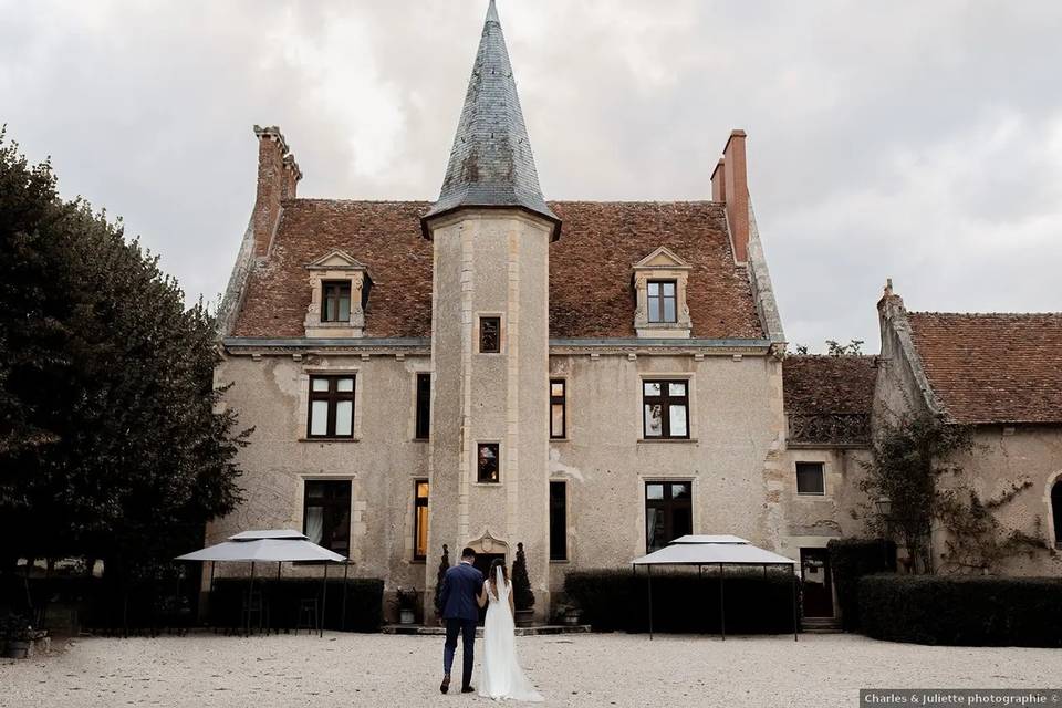 The newlyweds in front of the château