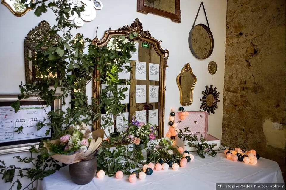 Wedding decoration: mirrors, flowers and fairy lights